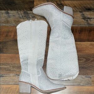 White Heeled Boots with Sparkly Finish and Pointed Toe